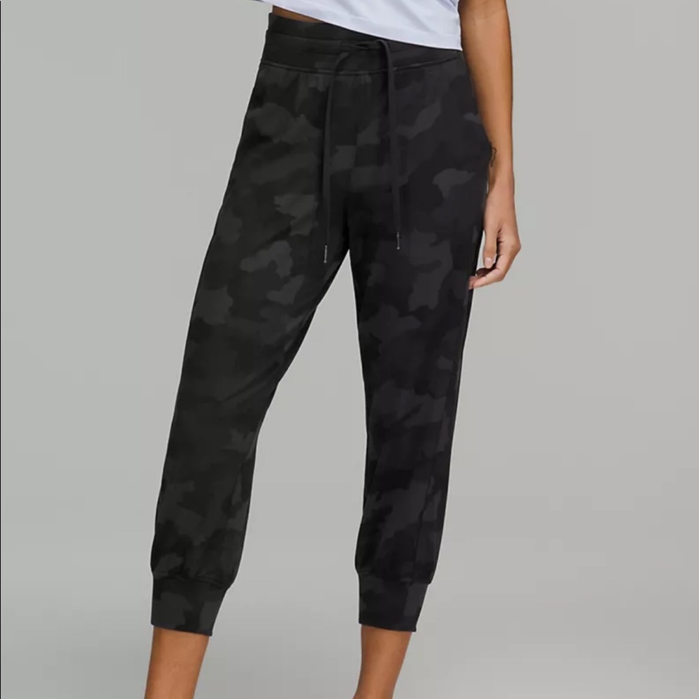 NWT Lululemon Ready to Rulu High-Rise Crop Jogger size 8 Heritage 365 Camo Deep